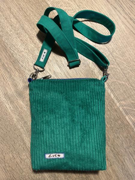 Rückseite aus grasgrünem Cordstoff